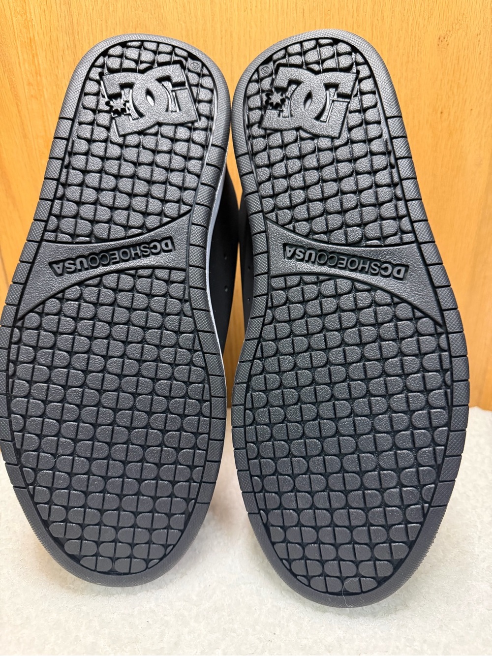 DC Men’s Court Graffik Black and White Low-Top Skate Sneakers Sz 8 New. No box - Picture 8 of 9